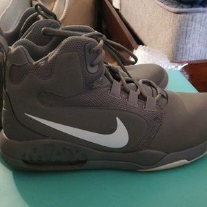 Nike Men AIR MAX Bball shoe